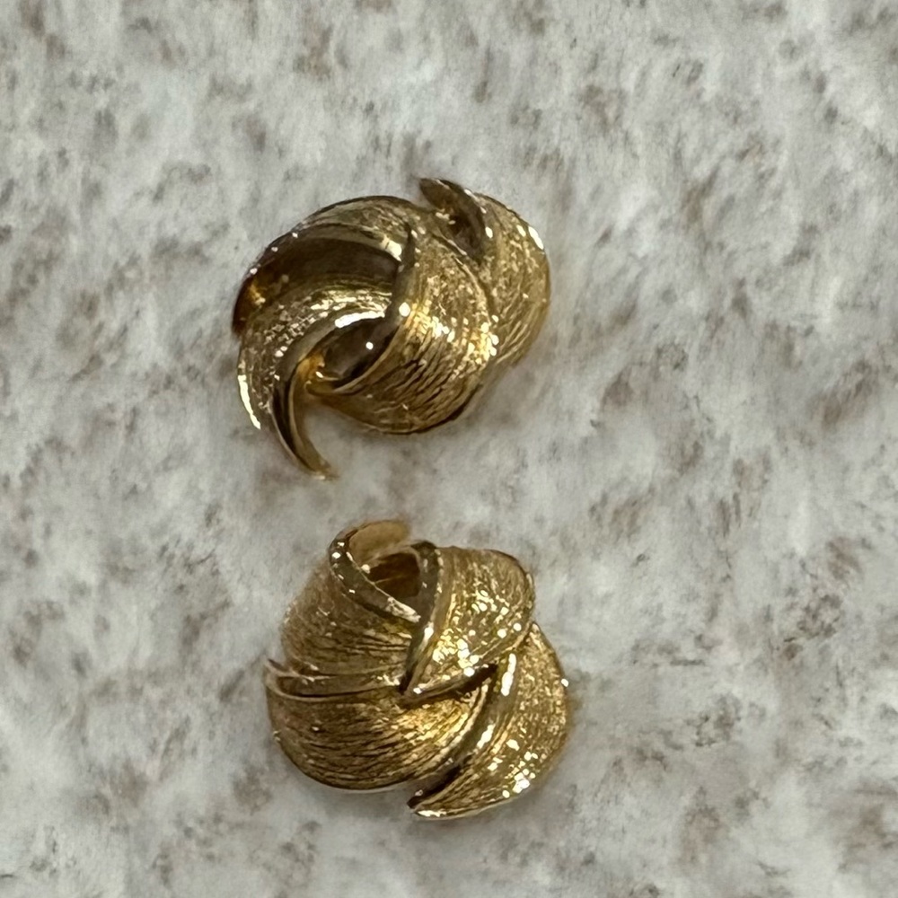 Givenchy Elegant Gold-Tone Swirl Pearl Clip-On Earrings signed